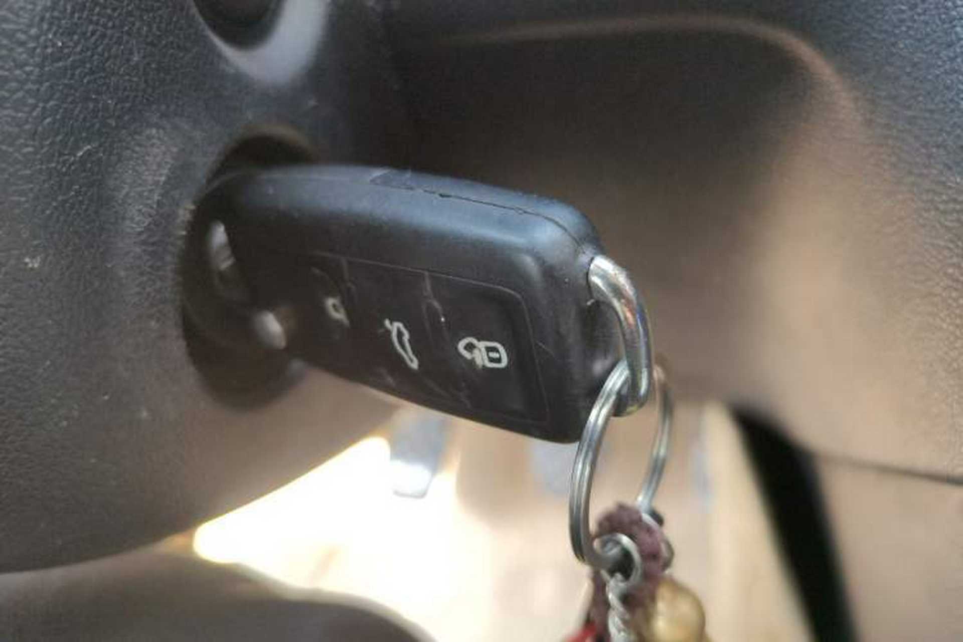 Used Volkswagen Jetta 2015 Zhuihui Edition 1.4L Manual Fashion Model Vehicle Key