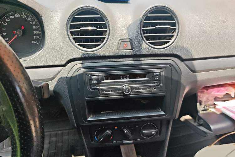 Used Volkswagen Jetta 2015 Zhuihui Edition 1.4L Manual Fashion Model Audio And AC Panel