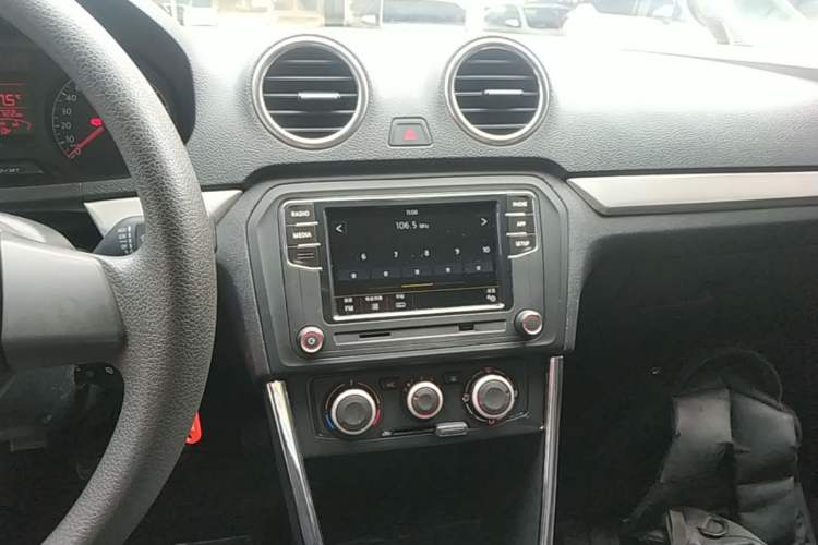 Used Volkswagen Jetta 2015 Value Edition 1.6L Manual Fashionable Style Audio And AC Panel