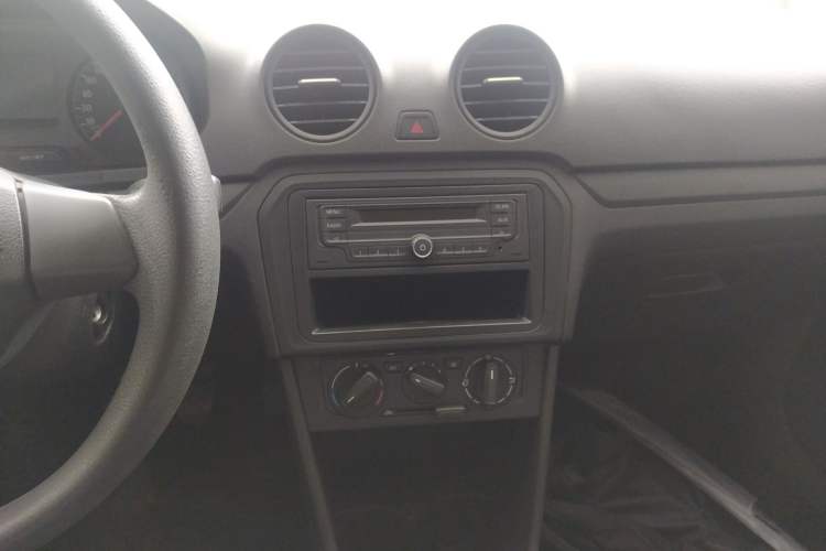 Used Volkswagen Jetta 2015 1.6L Manual Fashion Edition Audio And AC Panel