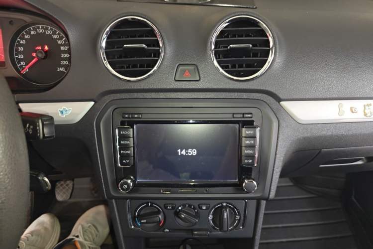 Used Volkswagen Jetta 2015 Zhuihui Edition 1.6L Manual Comfort Model Audio And AC Panel