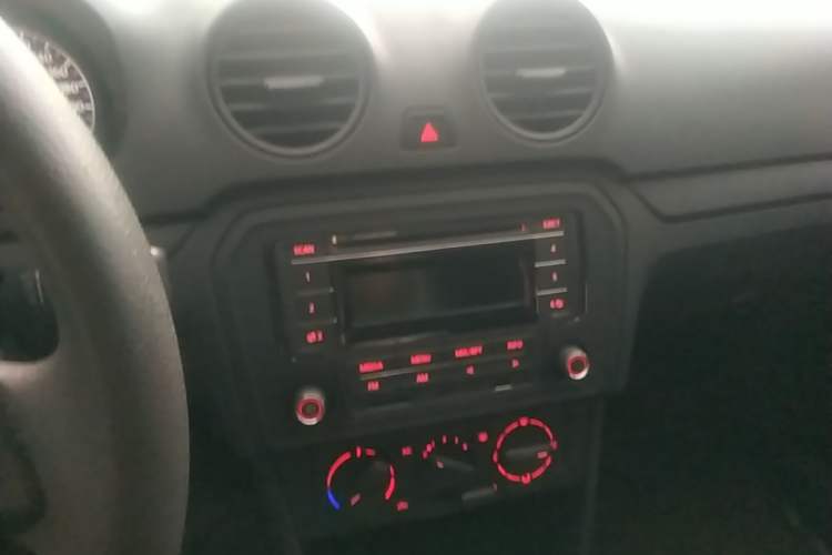 Used Volkswagen Jetta 2015 Value Edition 1.6L Automatic Fashion Version Audio And AC Panel