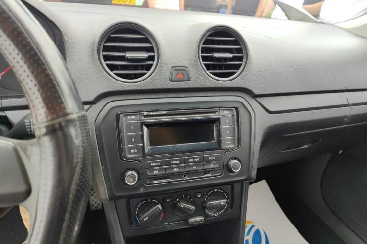 Used Volkswagen Jetta 2015 Value Edition 1.6L Automatic Fashion Version Audio And AC Panel