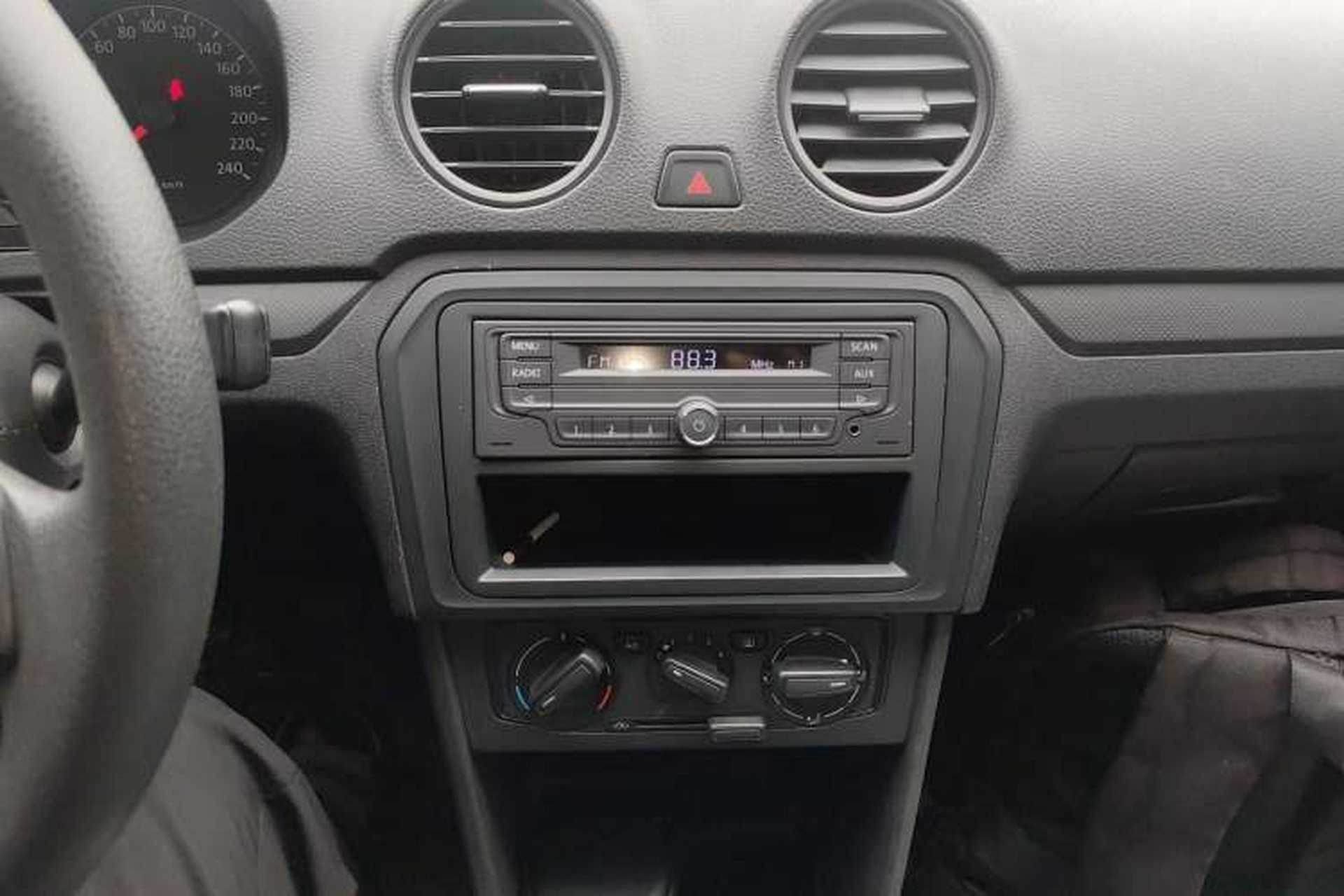 Used Volkswagen Jetta 2015 1.6L Manual Fashion Edition Audio And AC Panel