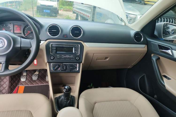 Used Volkswagen Jetta 2015 1.6L Manual Comfort Model Audio And AC Panel