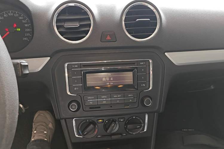 Used Volkswagen Jetta 2015 Value Edition 1.6L Automatic Comfort Version Audio And AC Panel