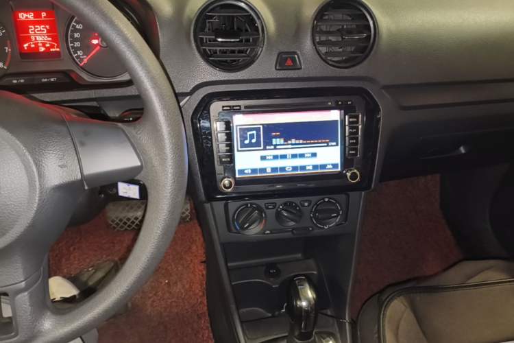 Used Volkswagen Jetta 2015 Value Edition 1.6L Automatic Fashion Version Audio And AC Panel