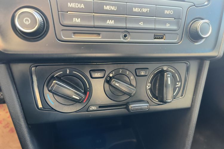 Used Volkswagen Jetta 2015 Value Edition 1.6L Manual Fashionable Style Audio And AC Panel