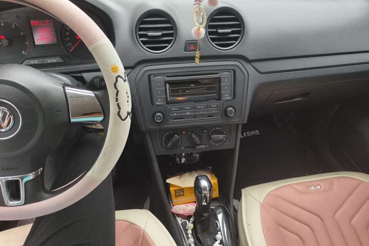 Used Volkswagen Jetta 2015 Value Edition 1.6L Automatic Fashion Version Audio And AC Panel