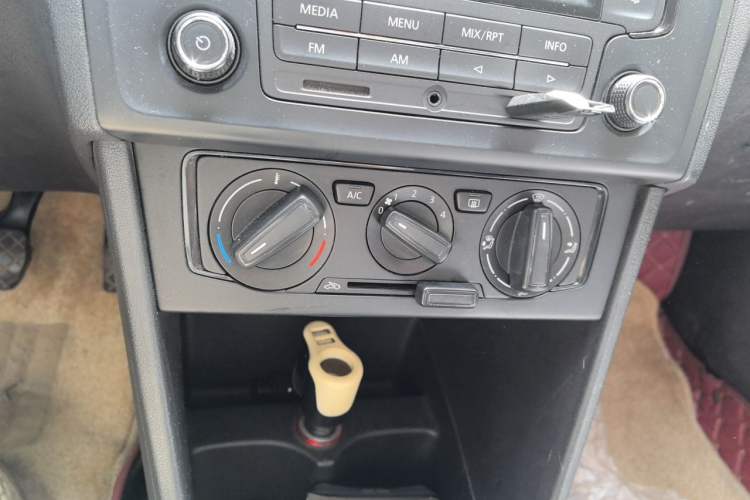 Used Volkswagen Jetta 2015 Value Edition 1.6L Manual Fashionable Style Audio And AC Panel