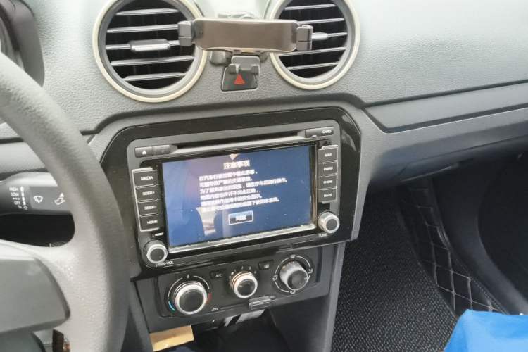 Used Volkswagen Jetta 2015 Value Edition 1.6L Automatic Fashion Version Audio And AC Panel
