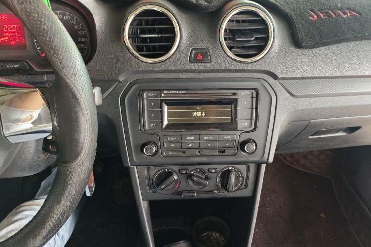 Used Volkswagen Jetta 2015 Zhuihui Edition 1.4L Manual Fashion Model Audio And AC Panel