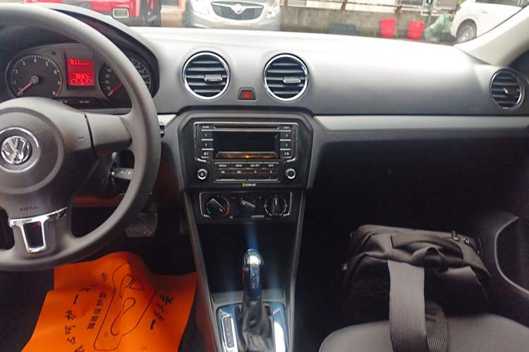 Used Volkswagen Jetta 2015 Value Edition 1.6L Automatic Comfort Version Audio And AC Panel