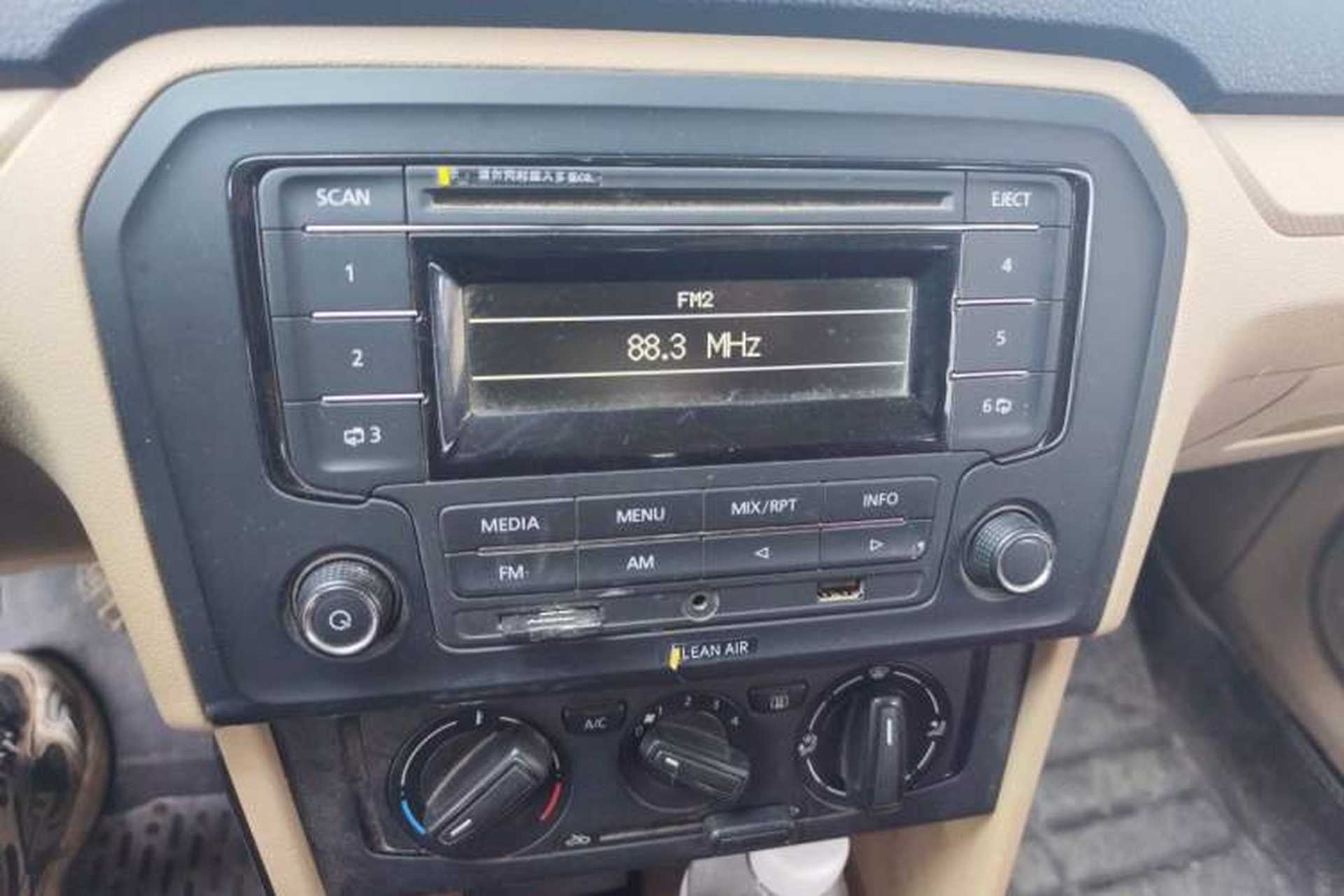 Used Volkswagen Jetta 2015 Zhuihui Edition 1.4L Manual Fashion Model Audio And AC Panel