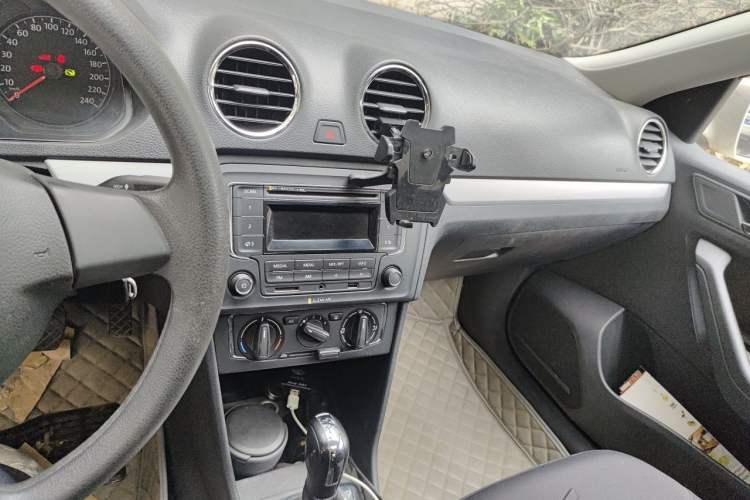 Used Volkswagen Jetta 2015 Value Edition 1.6L Automatic Comfort Version Audio And AC Panel