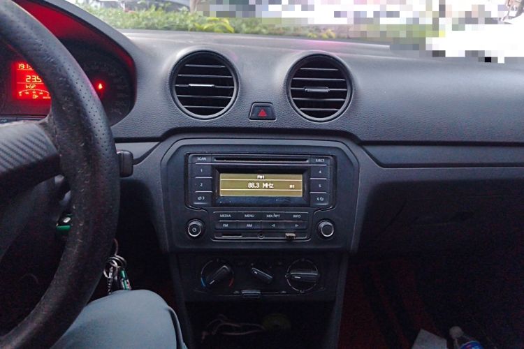 Used Volkswagen Jetta 2015 Zhuihui Edition 1.4L Manual Fashion Model Audio And AC Panel