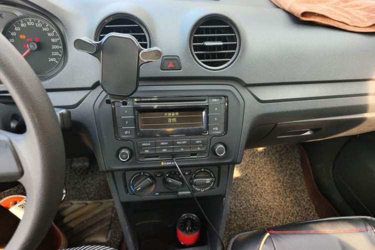Used Volkswagen Jetta 2015 Zhuihui Edition 1.4L Manual Fashion Model Audio And AC Panel