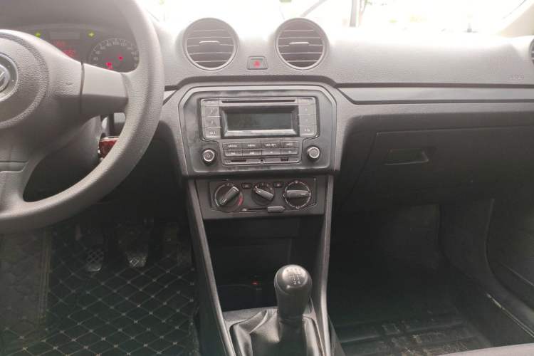 Used Volkswagen Jetta 2015 Value Edition 1.6L Manual Fashionable Style Audio And AC Panel