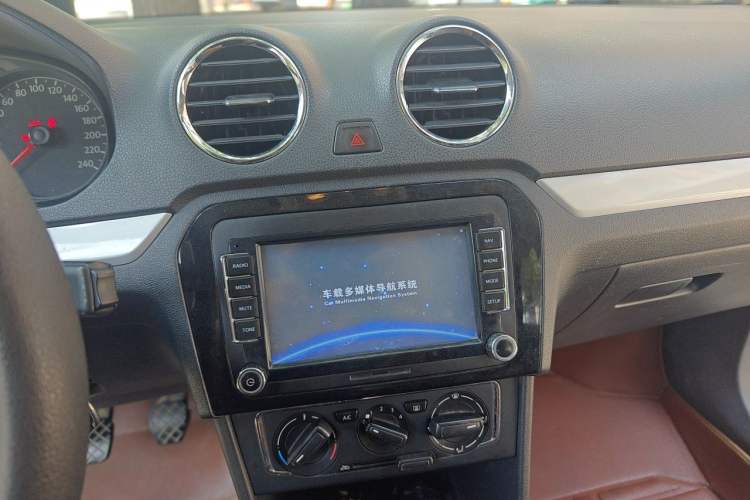 Used Volkswagen Jetta 2015 Zhihui Edition 1.4L Manual Comfort Model Audio And AC Panel