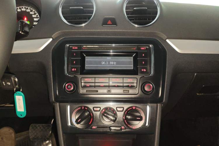 Used Volkswagen Jetta 2015 Value Edition 1.6L Automatic Comfort Version Audio And AC Panel