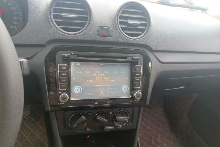 Used Volkswagen Jetta 2015 1.6L Manual Fashion Edition Audio And AC Panel