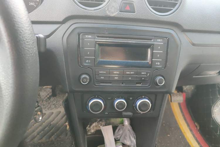 Used Volkswagen Jetta 2015 1.6L Manual Fashion Edition Audio And AC Panel