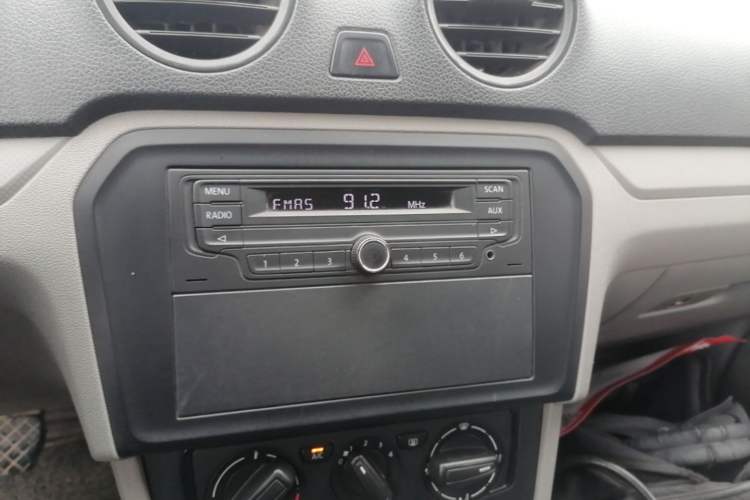 Used Volkswagen Jetta 2015 1.6L Manual Fashion Edition Audio And AC Panel