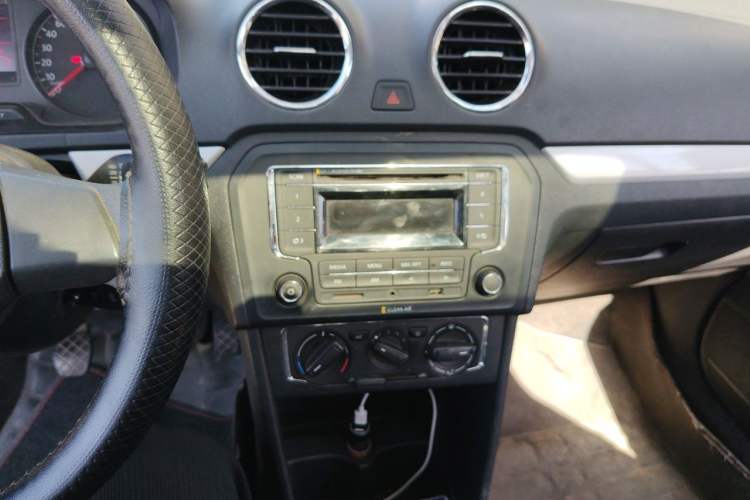 Used Volkswagen Jetta 2015 Zhuihui Edition 1.6L Manual Comfort Model Audio And AC Panel