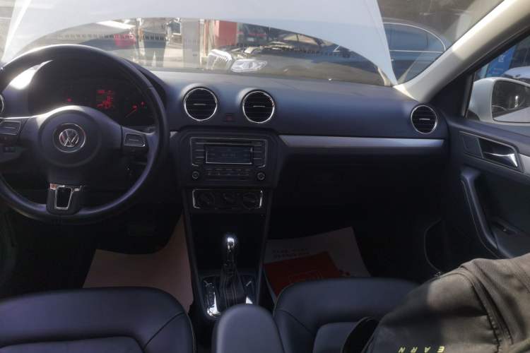 Used Volkswagen Jetta 2015 Value Edition 1.6L Automatic Comfort Version Audio And AC Panel