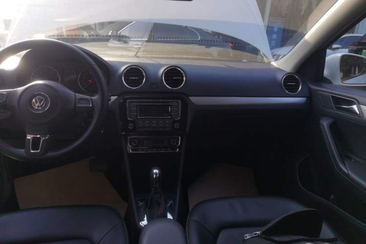 Used Volkswagen Jetta 2015 1.6L Automatic Luxury Model Audio And AC Panel