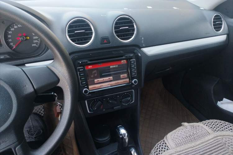 Used Volkswagen Jetta 2015 Value Edition 1.6L Automatic Comfort Version Audio And AC Panel
