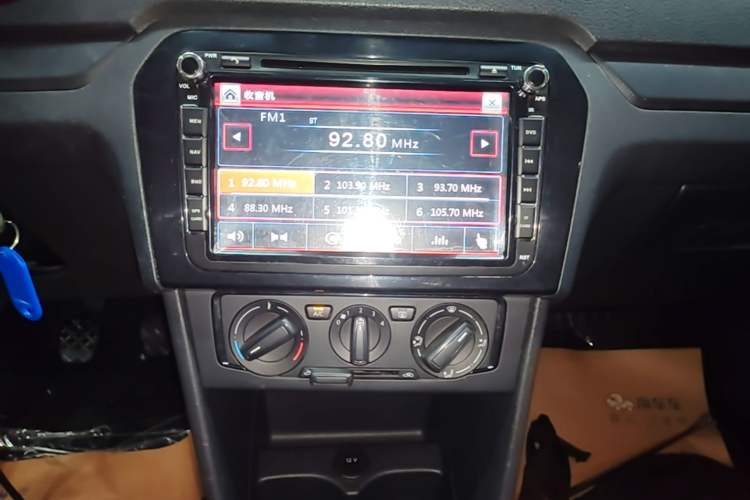 Used Volkswagen Jetta 2015 Value Edition 1.6L Manual Fashionable Style Audio And AC Panel