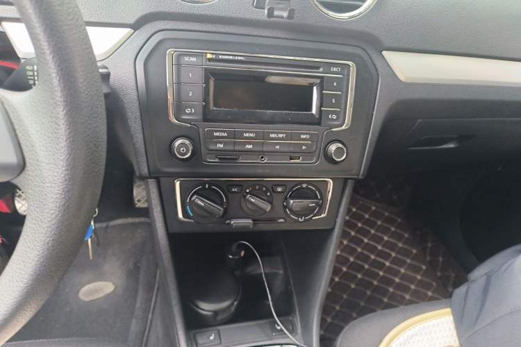 Used Volkswagen Jetta 2015 Zhuihui Edition 1.6L Manual Comfort Model Audio And AC Panel