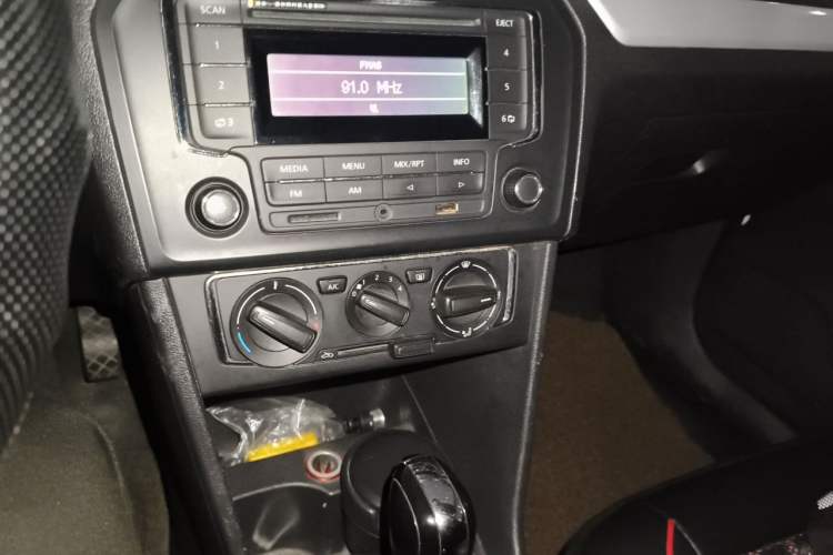 Used Volkswagen Jetta 2015 Value Edition 1.6L Automatic Comfort Version Audio And AC Panel