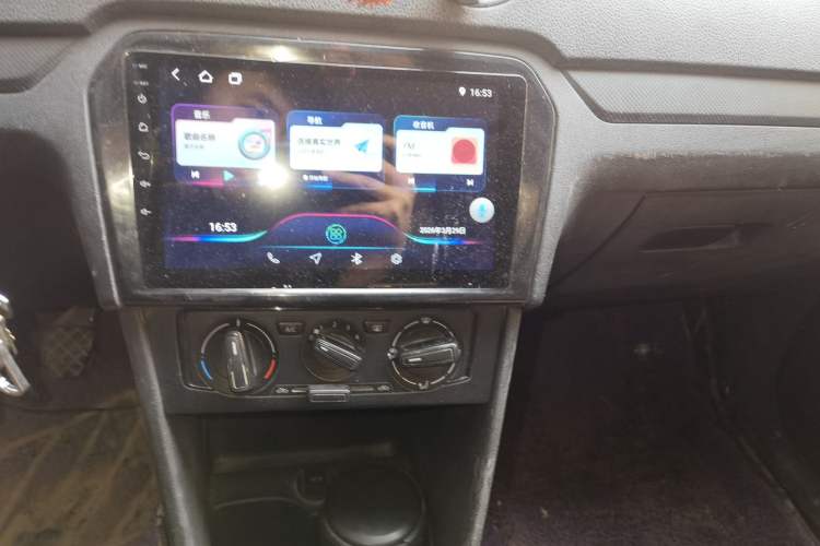 Used Volkswagen Jetta 2015 Value Edition 1.6L Manual Fashionable Style Audio And AC Panel
