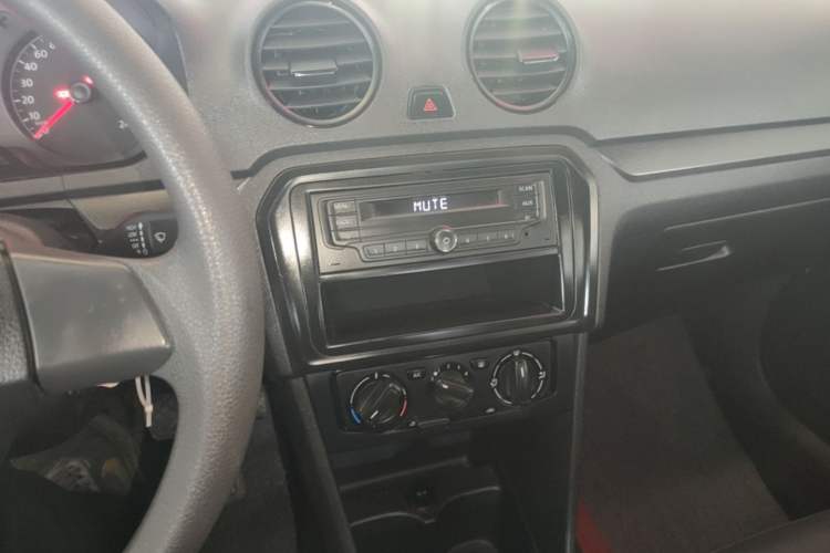 Used Volkswagen Jetta 2015 1.6L Manual Fashion Edition Audio And AC Panel