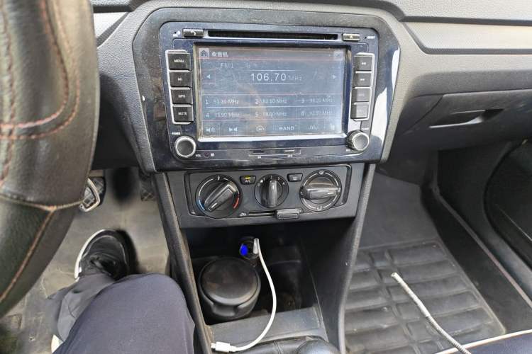 Used Volkswagen Jetta 2015 Value Edition 1.6L Manual Fashionable Style Audio And AC Panel