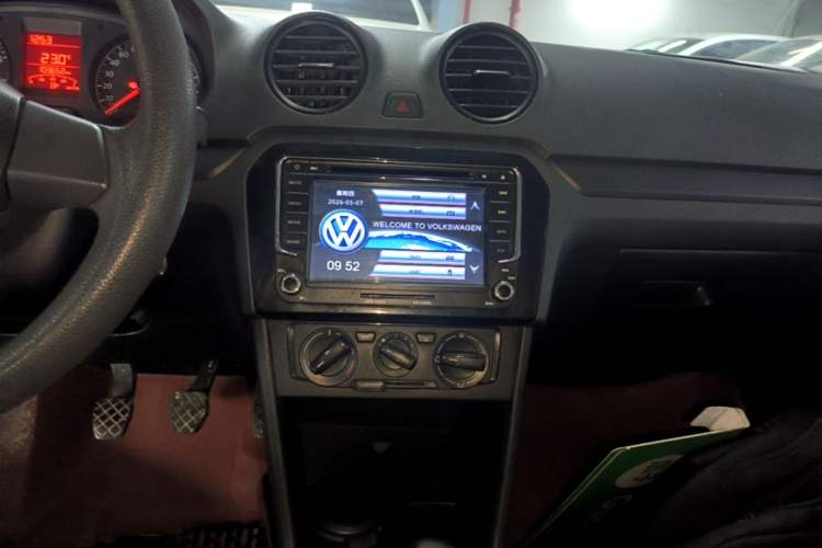 Used Volkswagen Jetta 2015 Value Edition 1.6L Manual Fashionable Style Audio And AC Panel