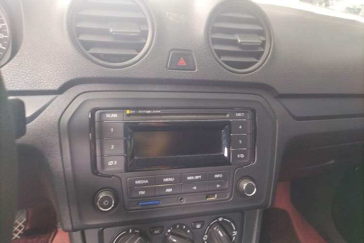 Used Volkswagen Jetta 2015 Value Edition 1.6L Automatic Fashion Version Audio And AC Panel