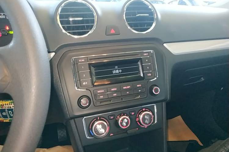 Used Volkswagen Jetta 2015 Value Edition 1.6L Automatic Comfort Version Audio And AC Panel