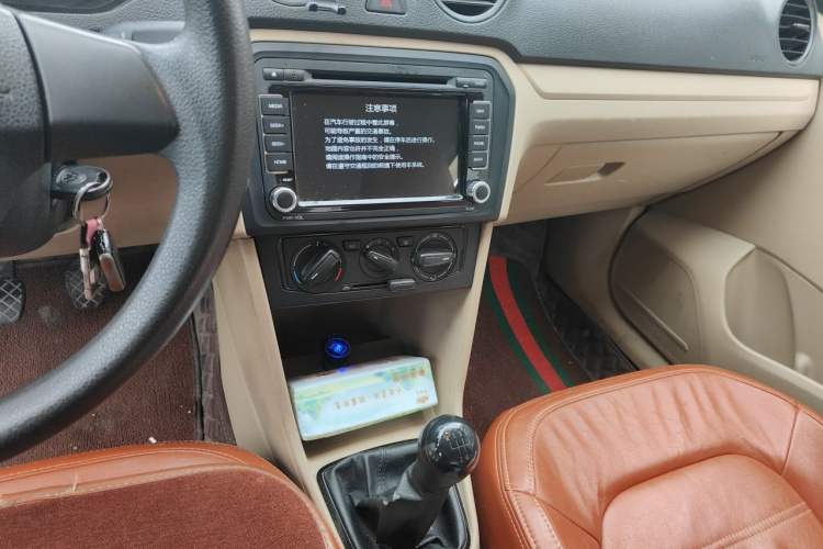 Used Volkswagen Jetta 2015 1.6L Manual Fashion Edition Audio And AC Panel