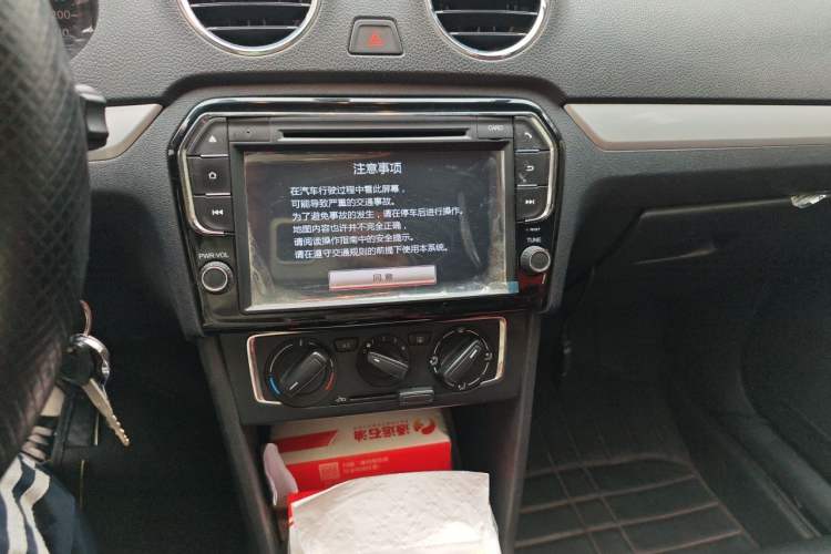 Used Volkswagen Jetta 2015 Zhuihui Edition 1.6L Manual Comfort Model Audio And AC Panel