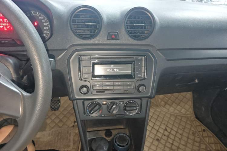 Used Volkswagen Jetta 2015 Value Edition 1.6L Manual Fashionable Style Audio And AC Panel