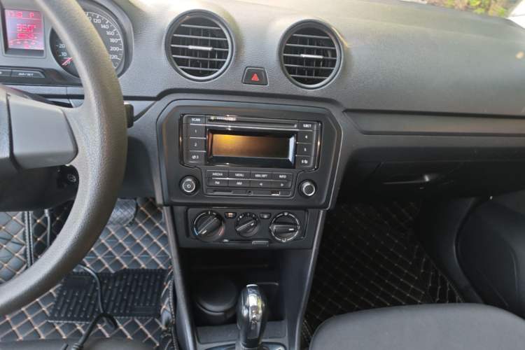 Used Volkswagen Jetta 2015 Value Edition 1.6L Automatic Fashion Version Audio And AC Panel