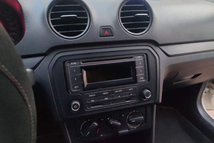 Used Volkswagen Jetta 2015 Value Edition 1.6L Manual Fashionable Style Audio And AC Panel