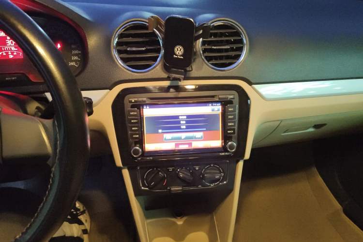 Used Volkswagen Jetta 2015 1.6L Manual Comfort Model Audio And AC Panel