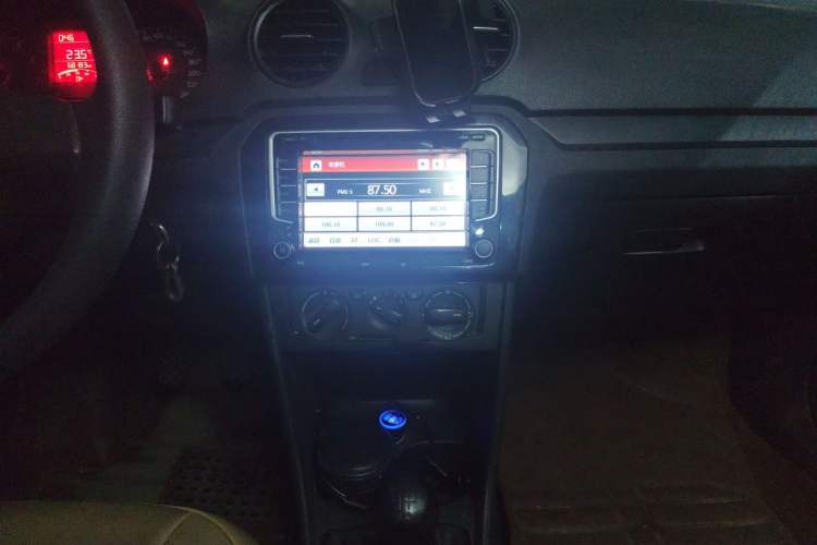 Used Volkswagen Jetta 2015 Zhuihui Edition 1.4L Manual Fashion Model Audio And AC Panel