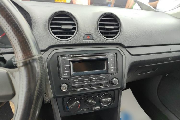 Used Volkswagen Jetta 2015 Value Edition 1.6L Automatic Fashion Version Audio And AC Panel