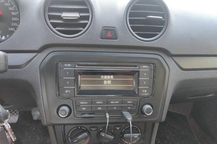 Used Volkswagen Jetta 2015 1.6L Manual Fashion Edition Audio And AC Panel