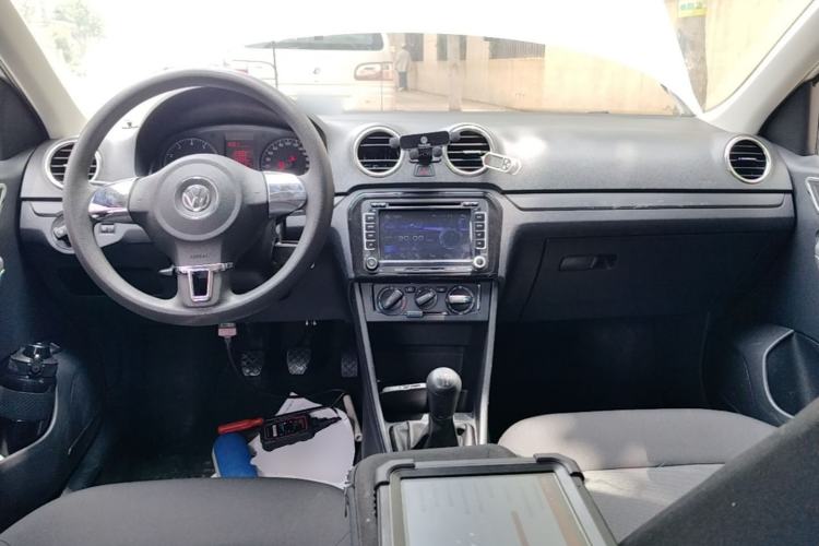 Used Volkswagen Jetta 2015 Zhuihui Edition 1.4L Manual Fashion Model Center Console